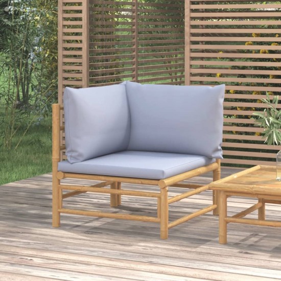Kampinė sodo sofos dalis su pilkomis pagalvėlėmis, bambukas