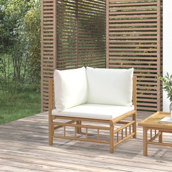 Kampinė sodo sofos dalis su kreminėmis pagalvėlėmis, bambukas