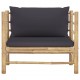 Sodo sofa su tamsiai pilkomis pagalvėlėmis, bambukas