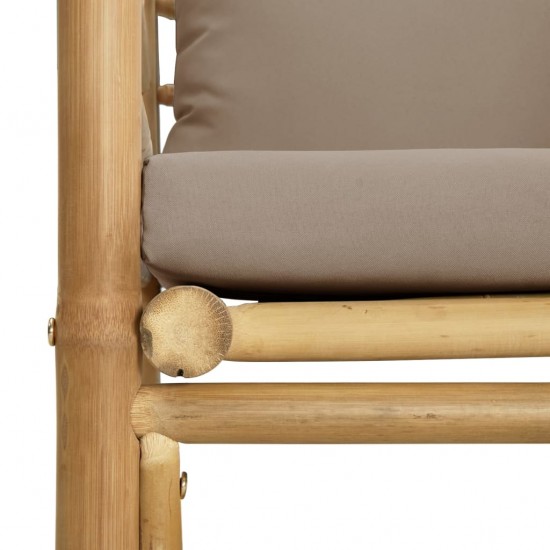 Sodo sofos dalis su taupe spalvos pagalvėlėmis, bambukas