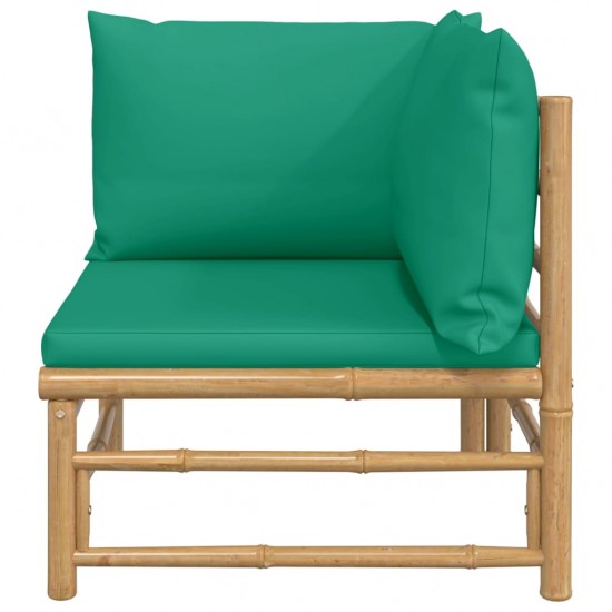 Kampinė sodo sofos dalis su žaliomis pagalvėlėmis, bambukas