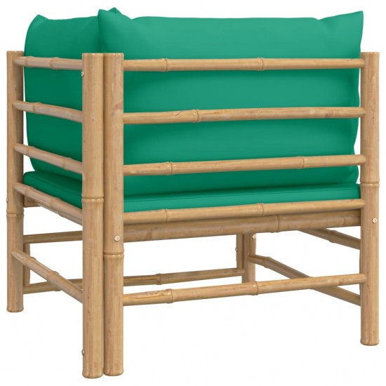 Kampinė sodo sofos dalis su žaliomis pagalvėlėmis, bambukas