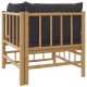 Kampinė sodo sofos dalis su pilkomis pagalvėlėmis, bambukas